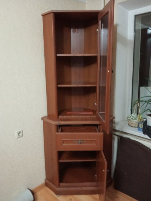 Шкаф  дерев'яний в гарному стані