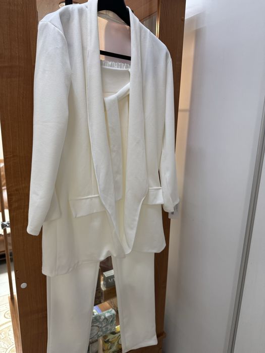 Biały kostium damski