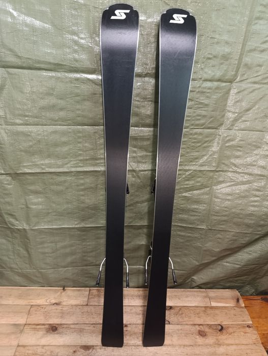 Nr 321 Narty zjazdowe Stockli WRT Team Jr 122 cm + wiązania Gw