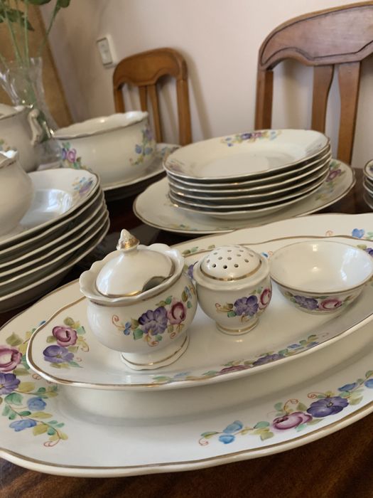 Фарфоровий столовий сервіз