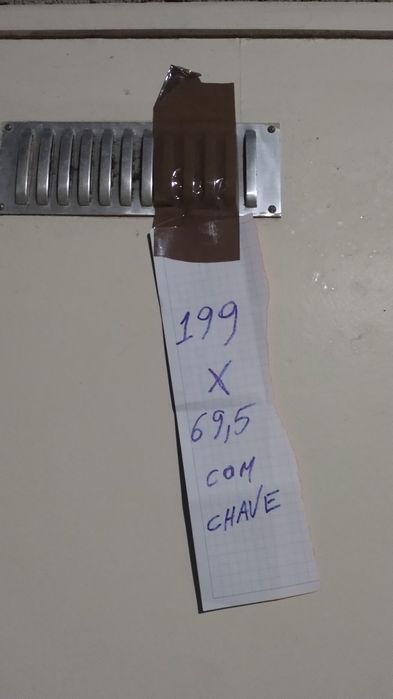 Móvel antigo de parede e porta robusta