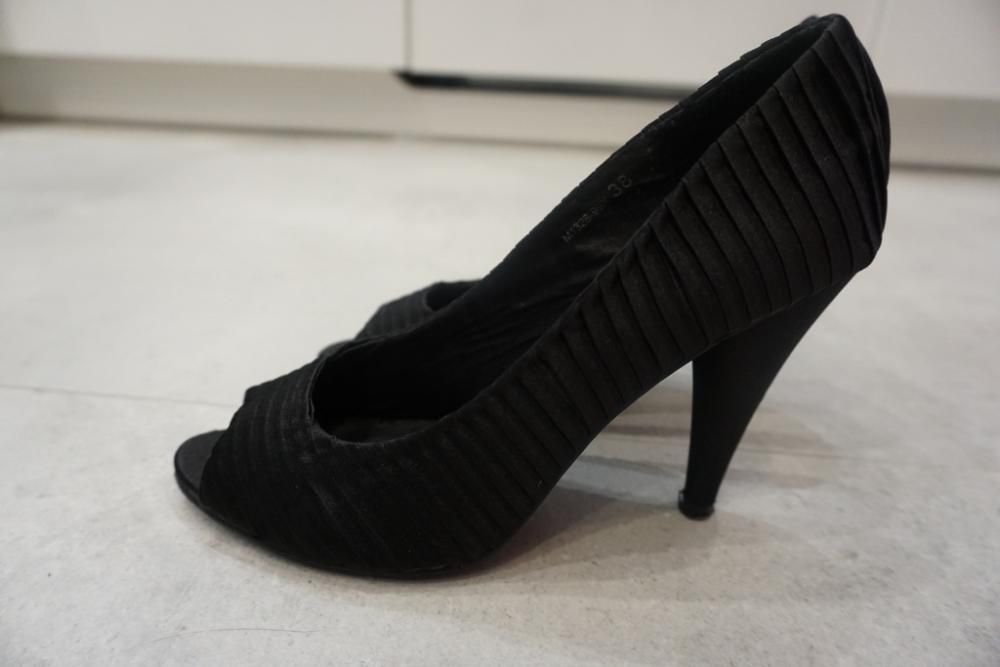 Czarne buty Reserved z wycięciem rozmiar 38
