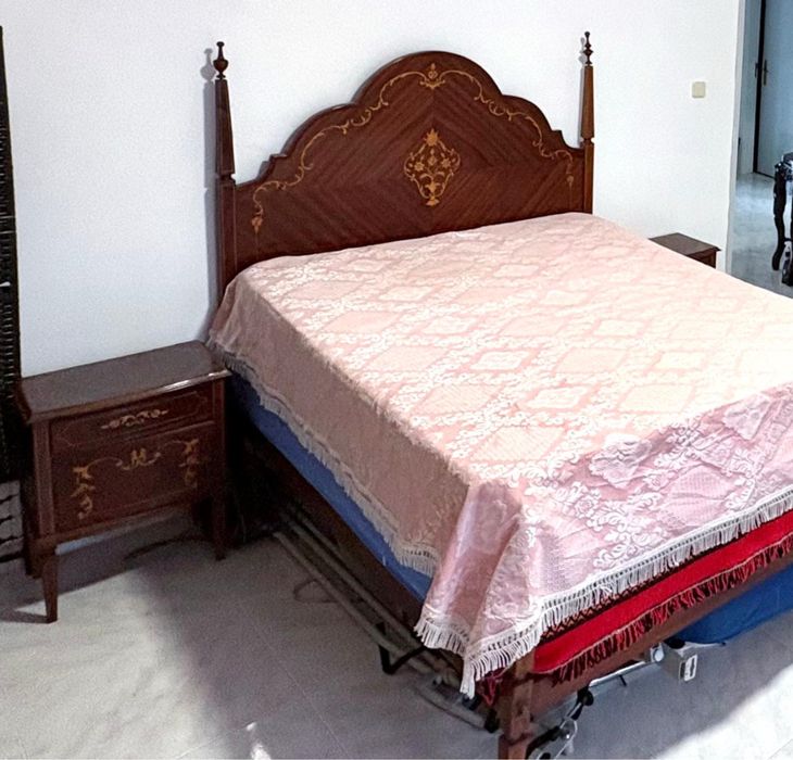 Cama antiga s /colchao