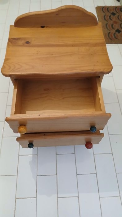 Mesa de cabeceira em madeira do gato preto.