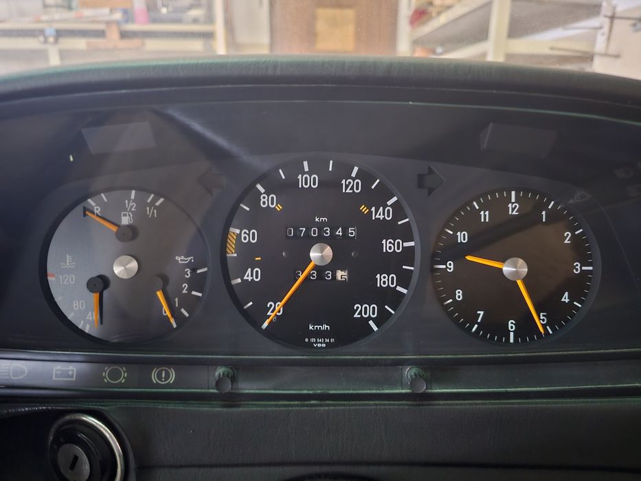 Clássico - Mercedes Benz 200 (W123)
