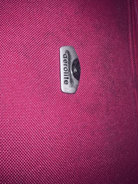 Mala vermelha de viagem com bastante arrumacao e em muito bom estado