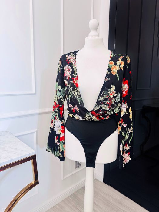 Eleganckie body w kolorze czarnym w kwiatki - rozmiar M