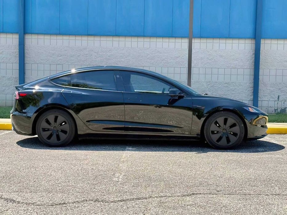 Tesla Model 3      2024