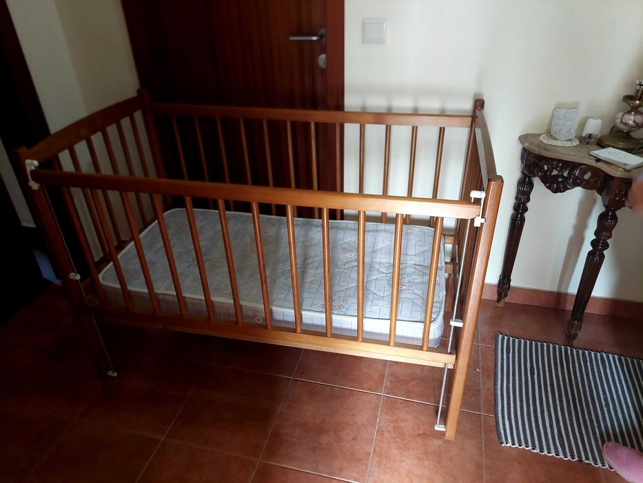 Cama de bebé em madeira como nova