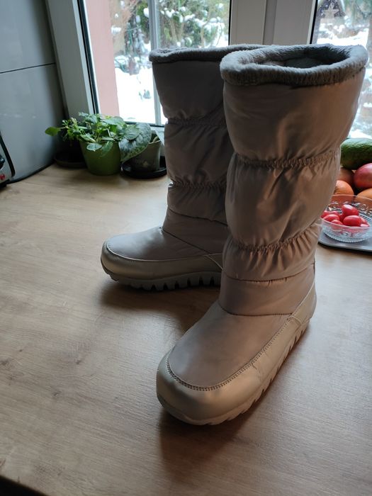 Srebrzyste buty na śnieg