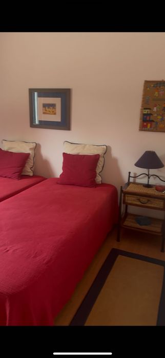 Uma cama de solteiro com estrado e sem colchao