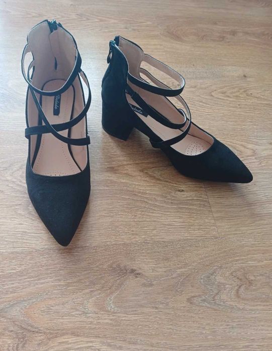 Czarne buty na obcasie
