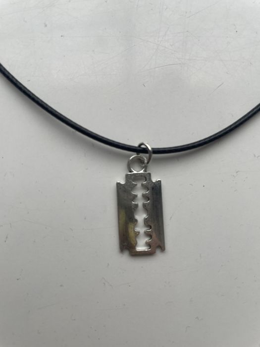 Naszyjnik hoker z małą żyletką