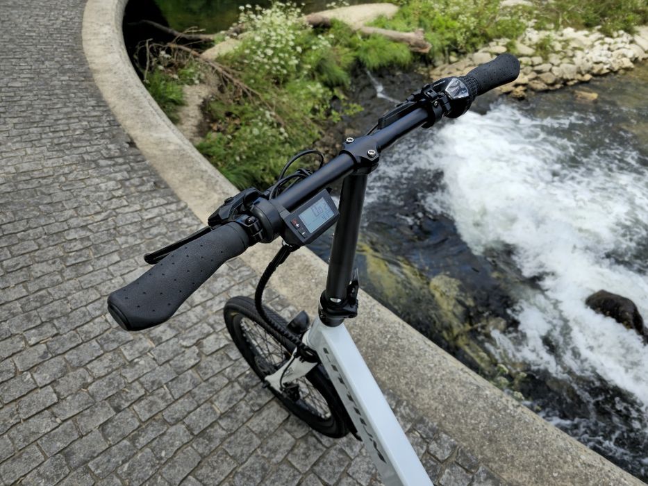 Bicicleta eléctrica dobrável com bateria amovível e motor branco