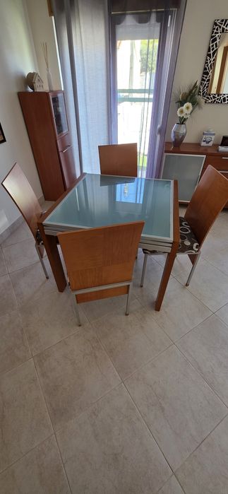 Mesa de sala extensível e 4 cadeiras