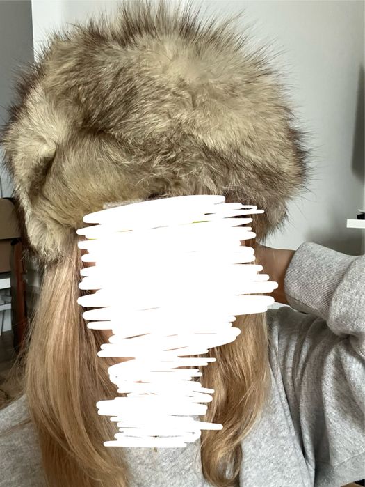 Czapka i szal z naturalnego futra, doczepiany do kolnierza płaszcza