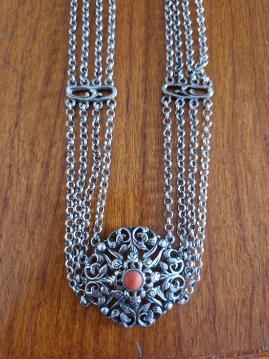 Srebny naszyjnik z koralem