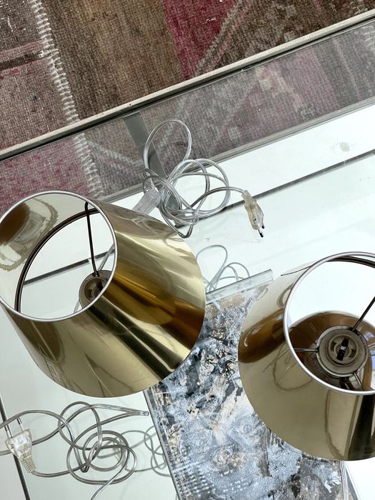 Candeeiros de mesa dourados Zara Home género Kartell Cindy