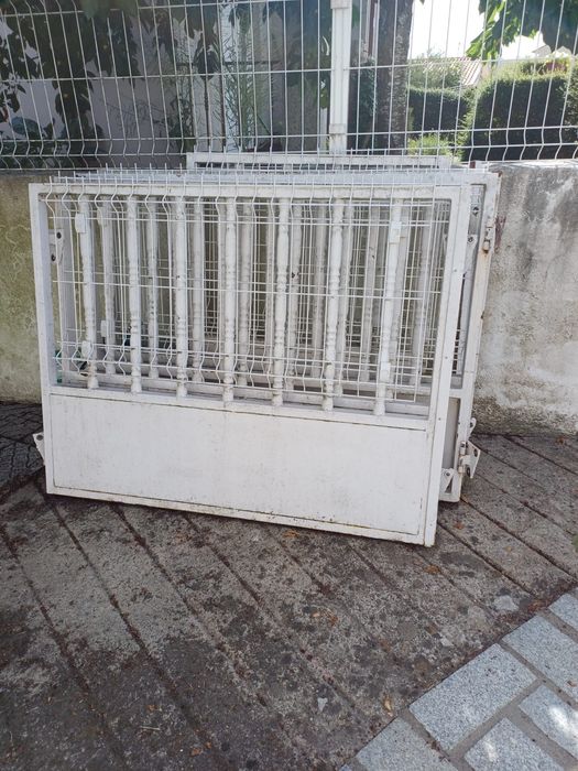 Portões exteriores de ferro