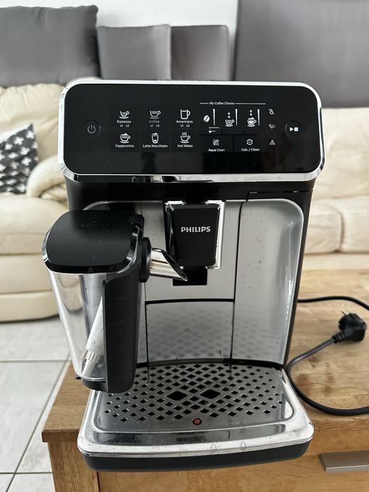 Кавомашина Philips 3200 EP3221/40 з капучинатором • Автоматична • Б/у