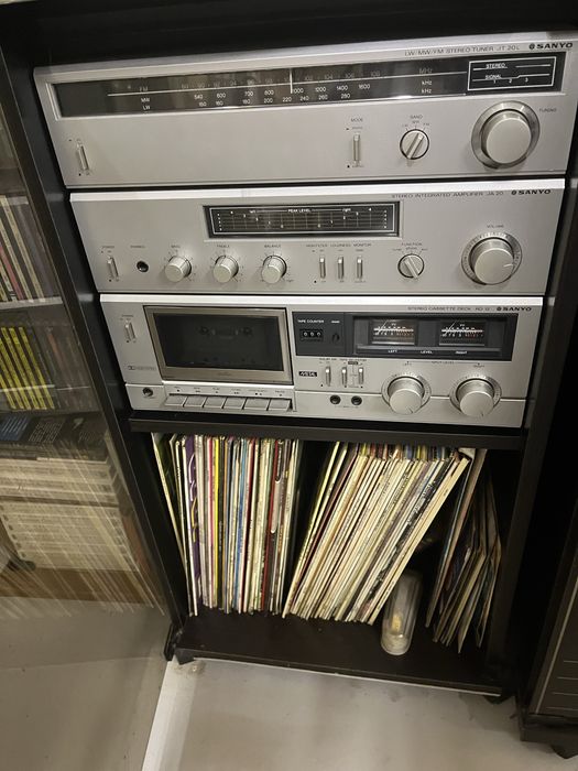 Zestaw Vintage audio marki SANYO z szafką i 70 winylami