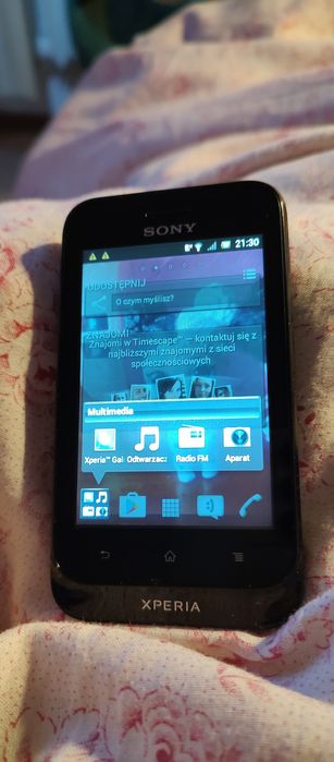 Smartfon Sony Xperia st21 i Ładowarka Wyświetlacz