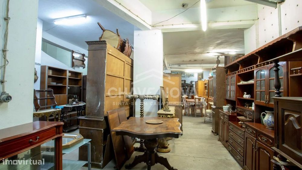 Garagem / Armazém Independente com 256m² na Avenida da República