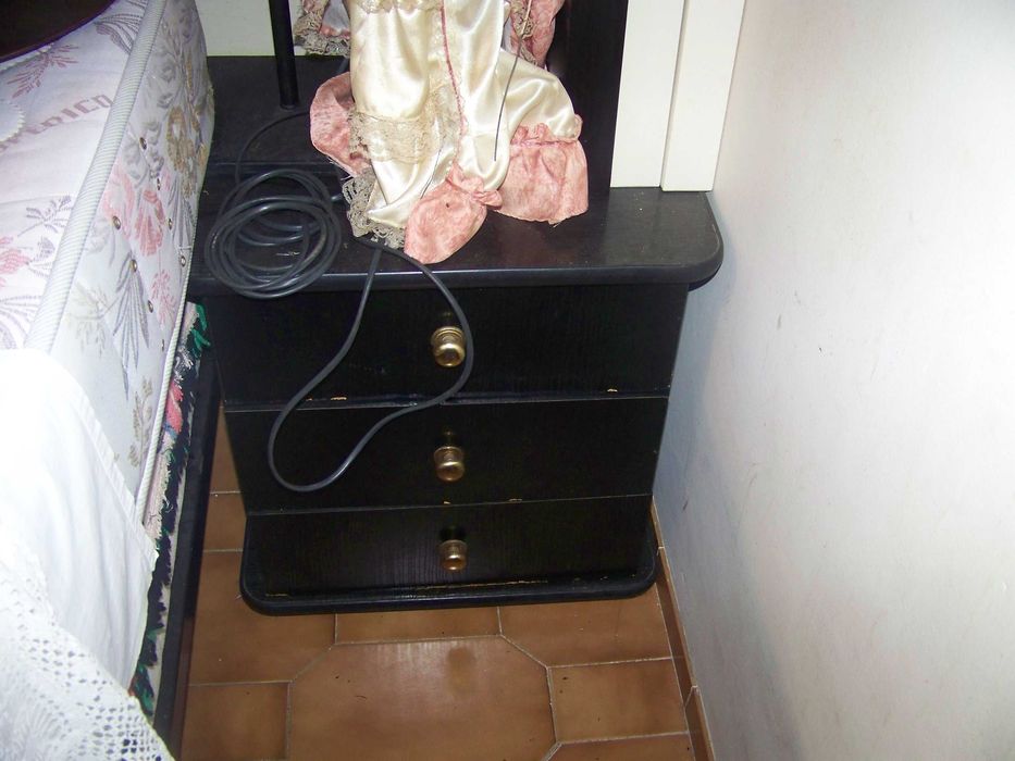 móvel tipo comoda e 2 mesinhas de cabeceira, preto, puxadores em latão