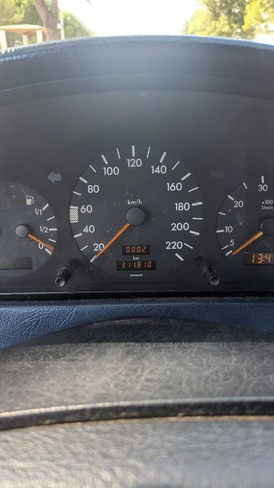 Mercedes 220D. Para restauro