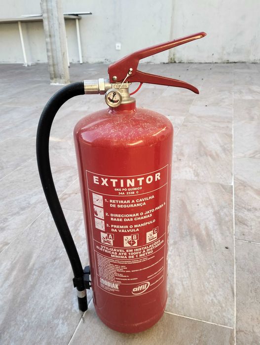 Extintores (Pó químico e Dióxido de carbono CO2)