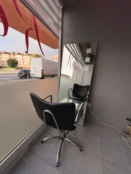 Cadeira e espelho de cabeleireiro