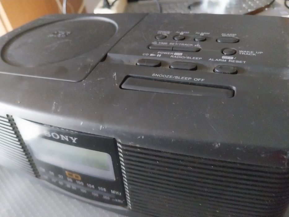 Despertador / radio / cd impecavel
