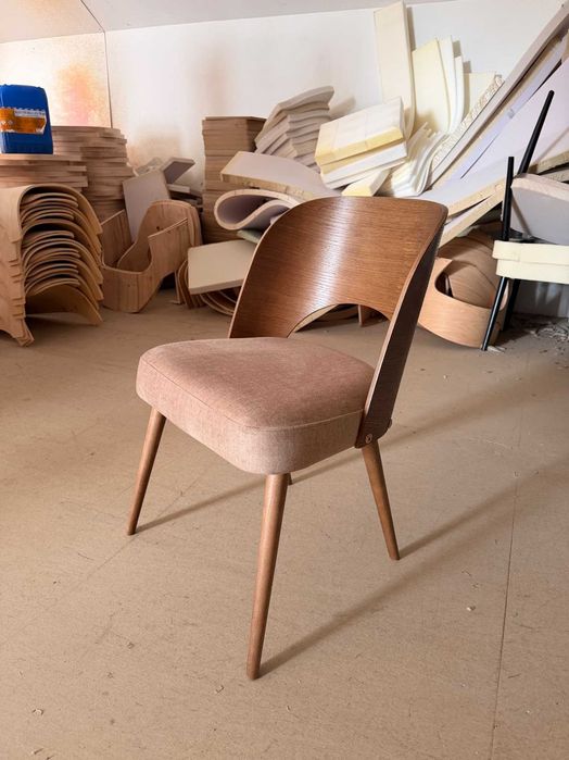 Krzesło tapicerowane Vena w stylu retro od producenta