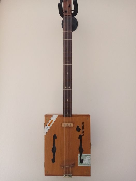 Cigar box guitar