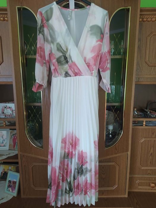 Długa sukienka z plisowanym dołem