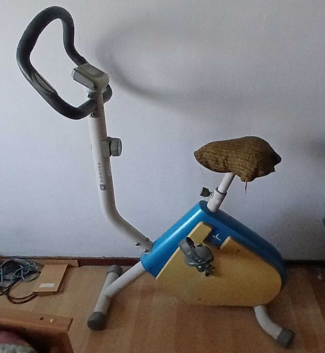 Bicicleta estática Domyos, antiga (a precisar de reparação)