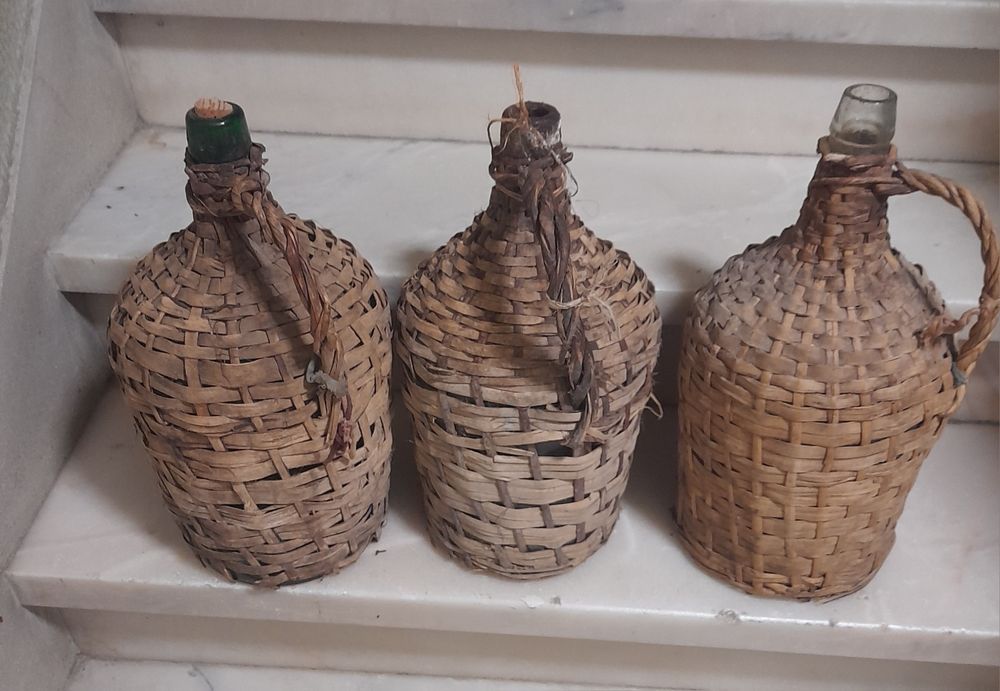 Garrafões vintage empalhados
