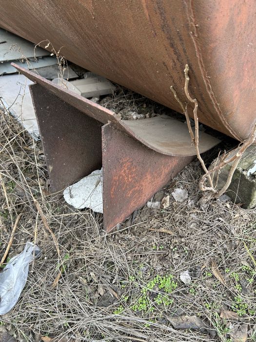 Емкости, бочки, цистерны металл 25 м3, заправочная колонка, реактор.