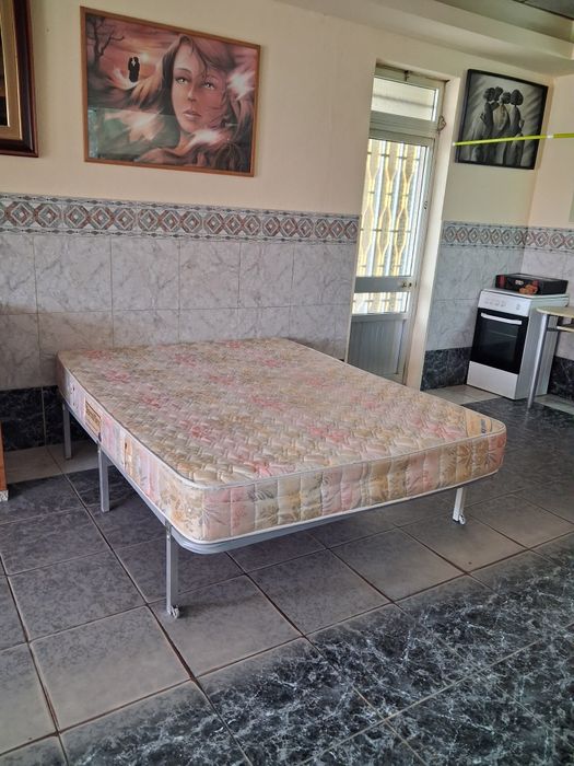 Base estrado com 8 pés e colchão