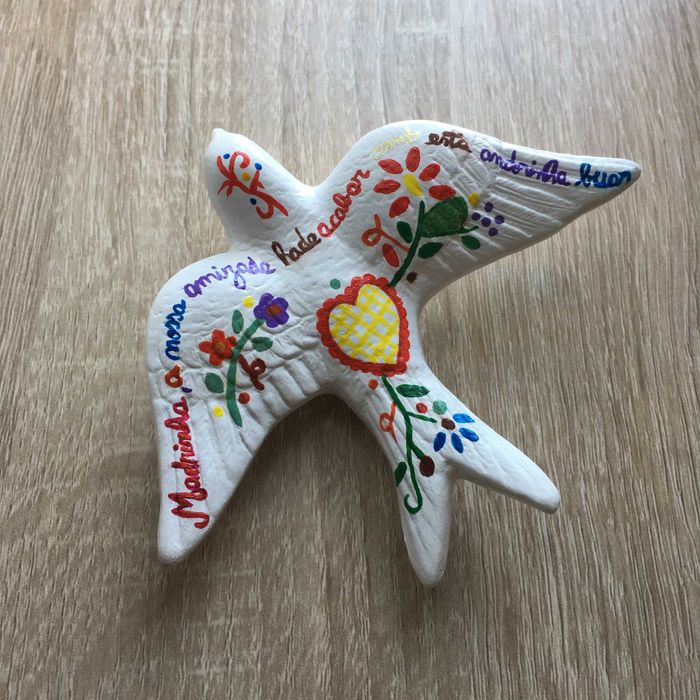 Andorinha pintada à mão