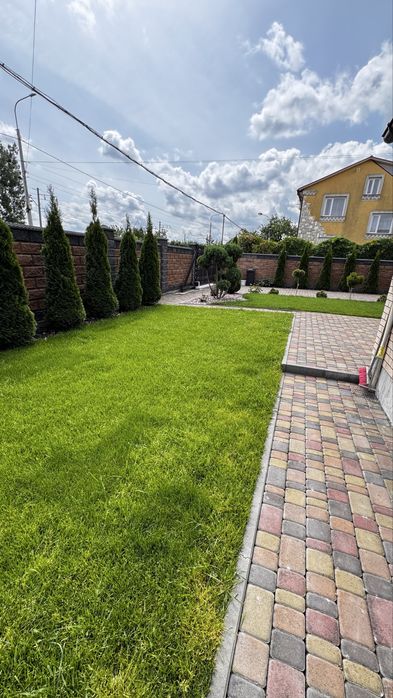 Продаж два будинки на одній ділянці