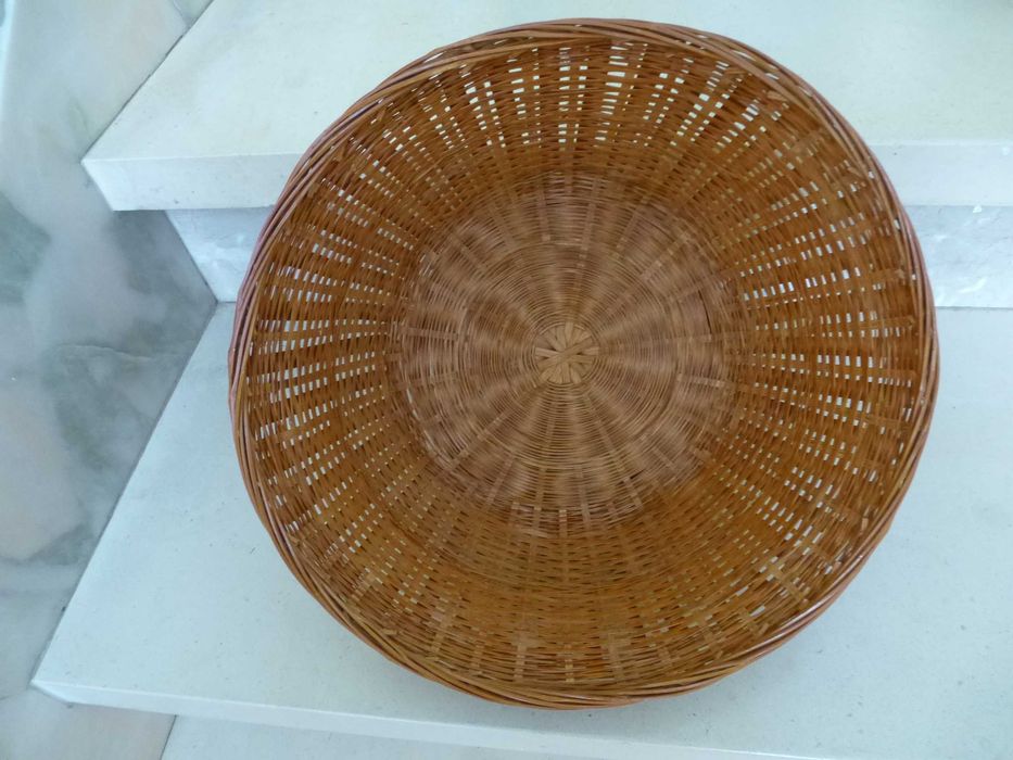 Peneira antiga e cesta de verga