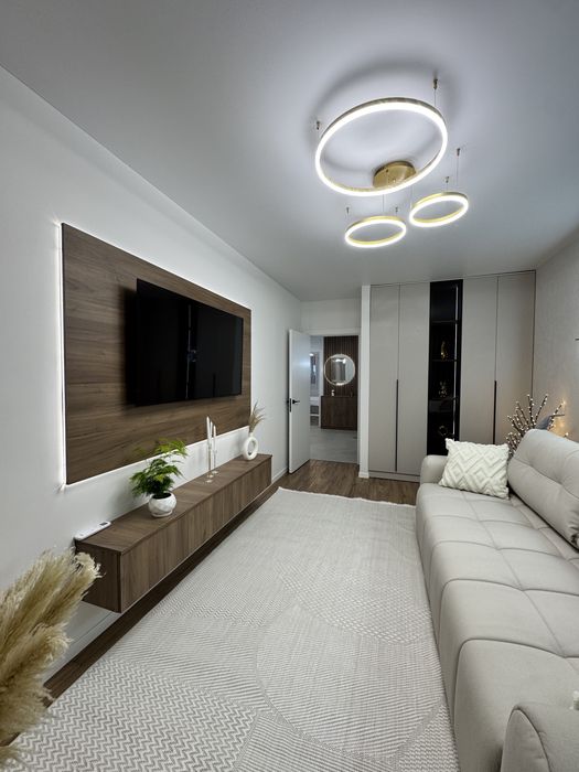 Центр .Продаж 2 кім квартири з великою кухнею та єврорем ,2 гардеробні