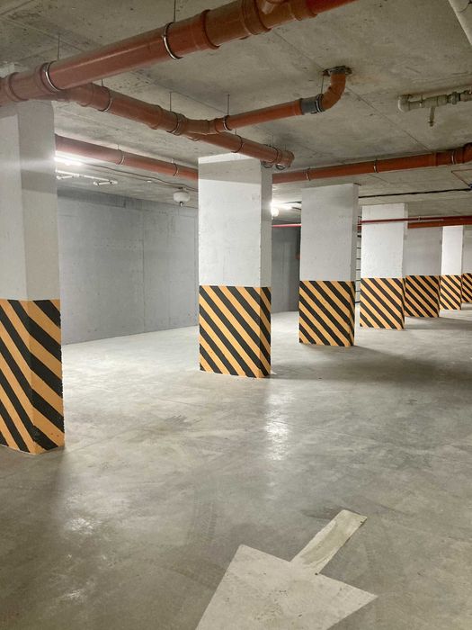 Паркомісце в підземному паркінгу із зарядкою для електроавтомобілів