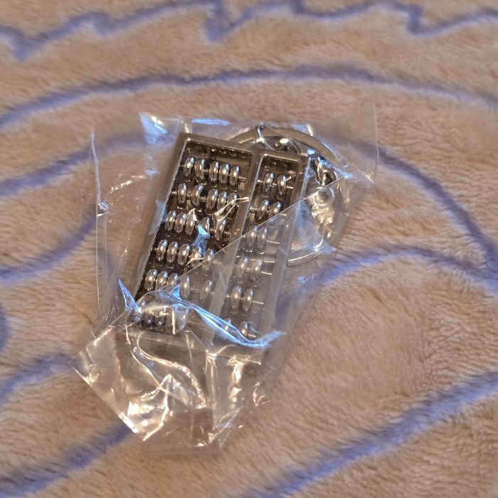 Брелоки для ключів, широкий вибір! Скейти, карти, машини, спортивні