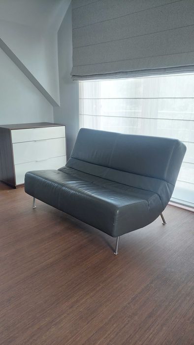 Ciemnoszara sofa skórzana - nowoczesna i kompaktowa