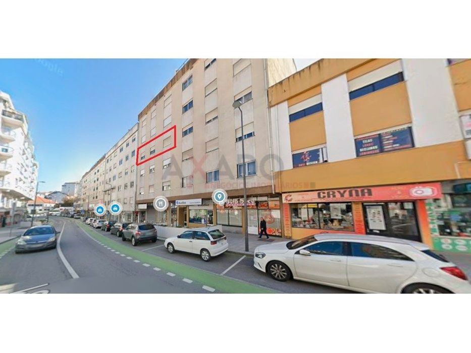 Apartamento T4 no Centro de Seia (Av. 1º de Maio).