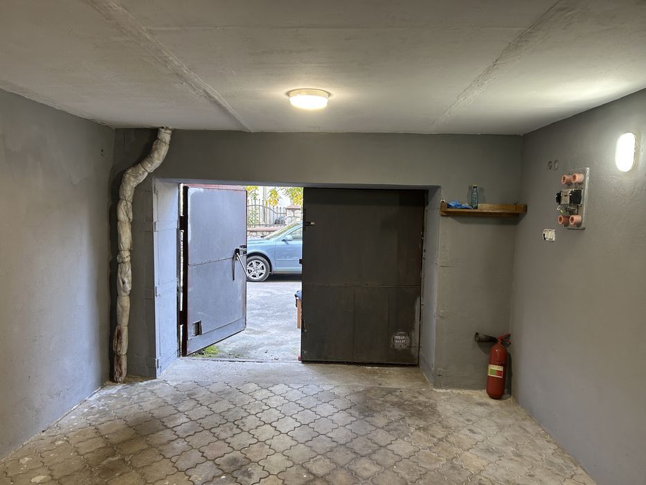 Гараж в житловому будинку по вул. У. Самчука 32 ( старий парк)