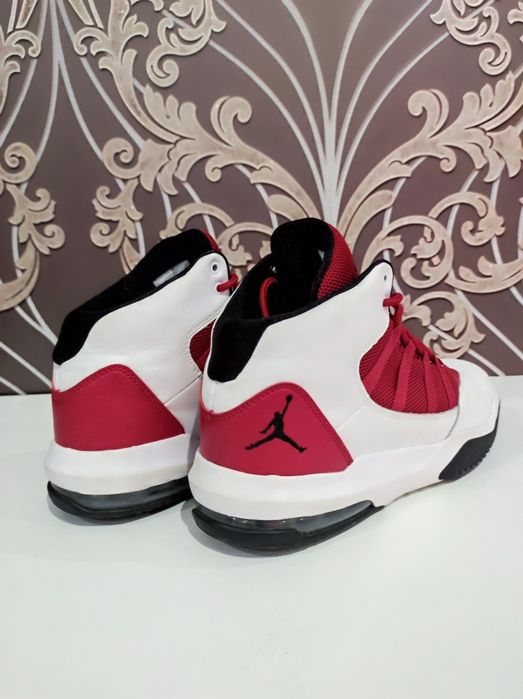 Nike Jordan White & Red Max Aura Trainers