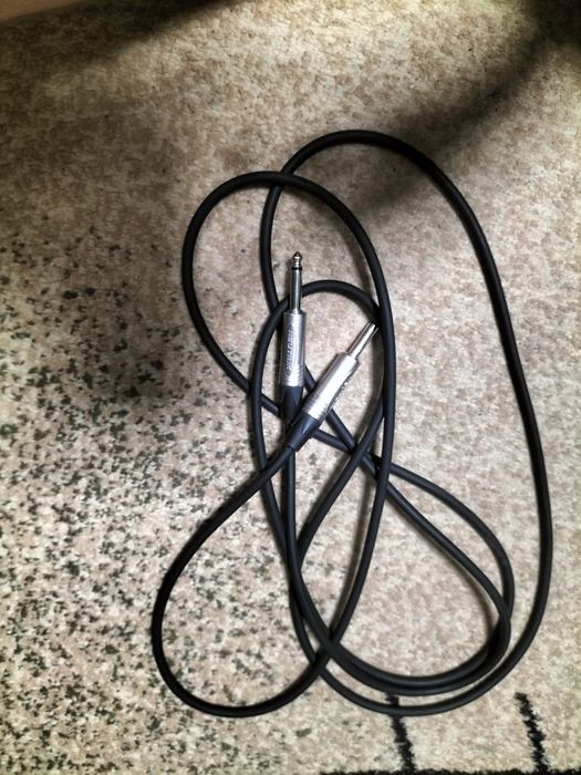 Продам комбо усилитель, гитарную педаль перегруза и 2 кабеля